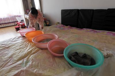 将乐楼上漏水，住户失联，小区没物管，业主维权难！律师来支招……